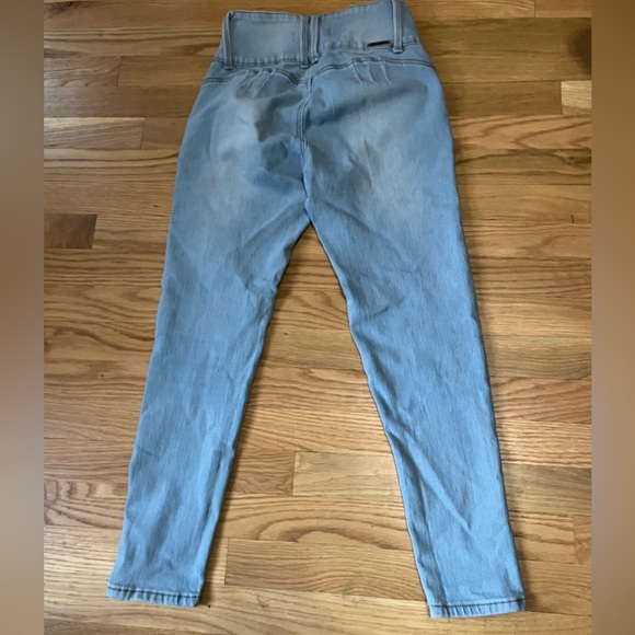 Always Friday high waisted jeans with a stretch. Super soft material. - Picture 8 of 9